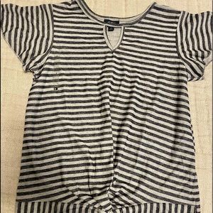 Daytrip short flutter sleeve top. Youth large